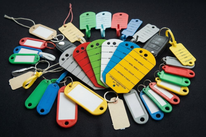 Kleurrijke sleutellabels in PVC en papier
