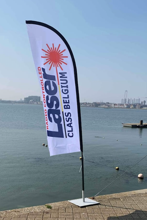 Gepersonaliseerde vlaggen beachvlaggen en spandoeken met bedrijfslogo — Vero Graphics