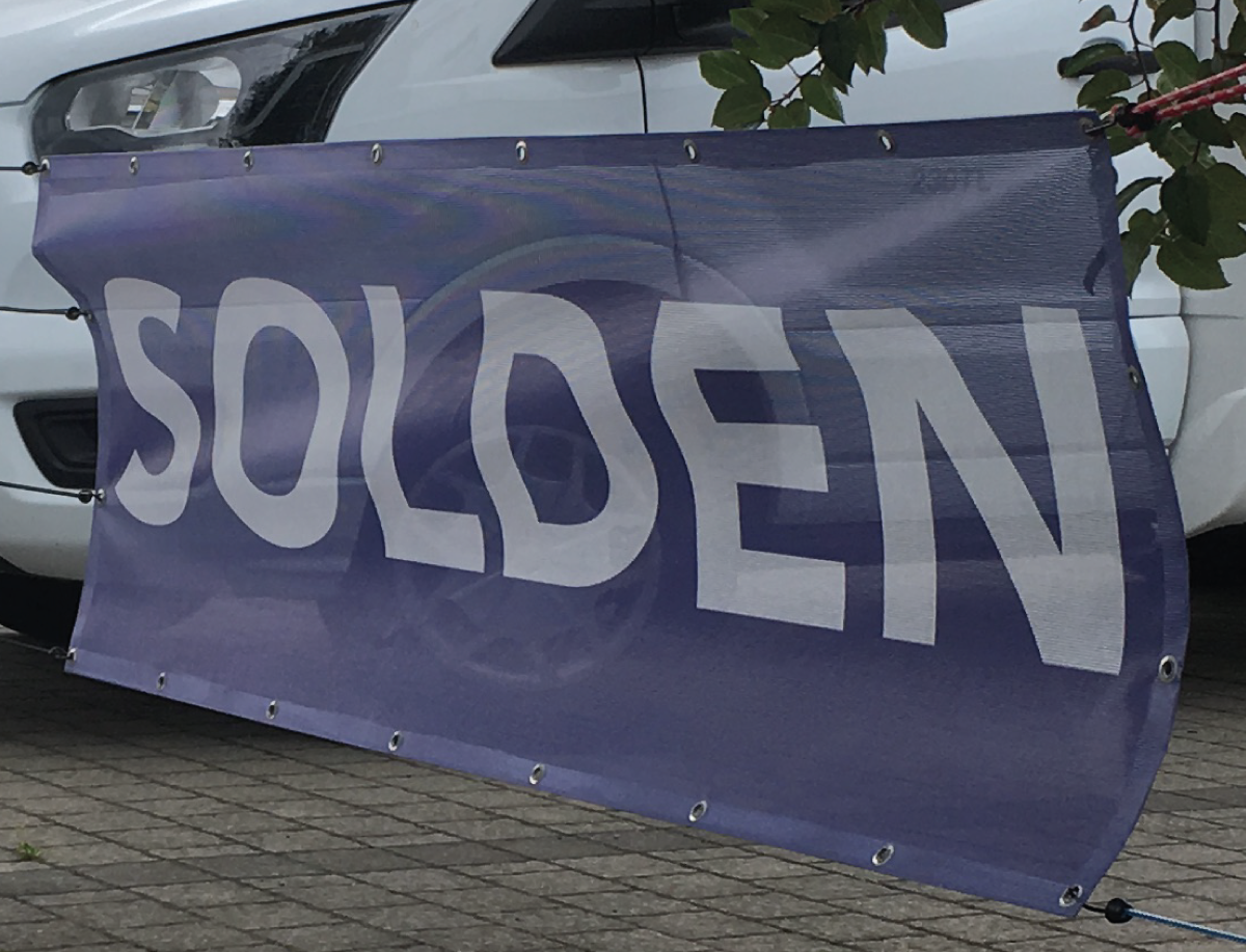Gepersonaliseerde vlaggen beachvlaggen en spandoeken met bedrijfslogo — Vero Graphics