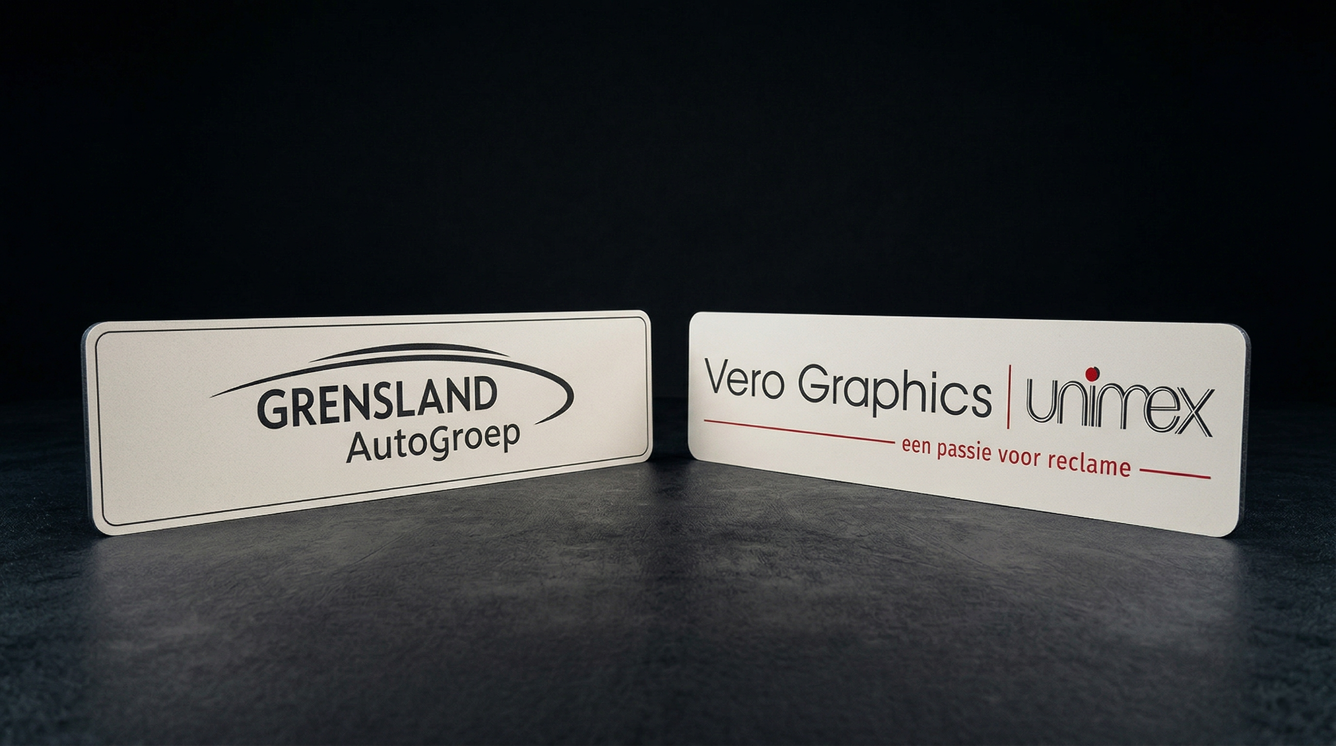 Close-up naambord in forex met bedrijfslogo en digitale druk — Vero Graphics